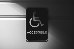 Een foto van een rolstoeltoegankelijkheidsbordje met de tekst "accessible".